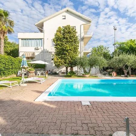 Gorgeous In With Swimming Pool *
